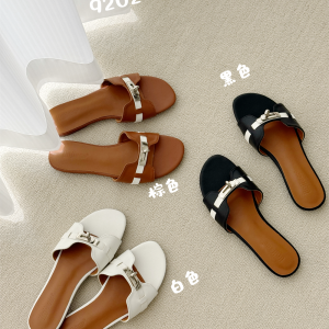 Women's Summer Flat Sandals 2025 Korean Style Vacation Retro Beach Slippers